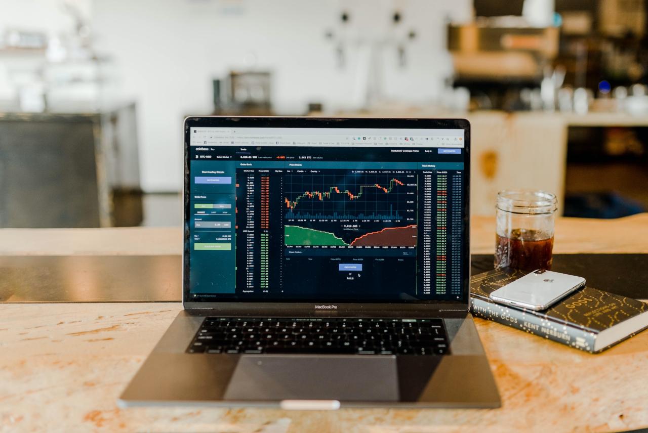 avoid-financial-ruin-using-the-barbell-investing-strategy-sc63442b704ee7b-1280